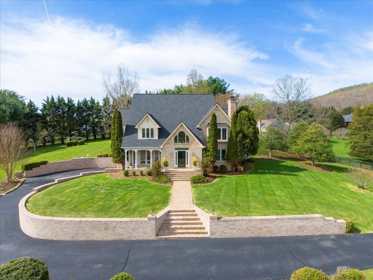 855 Deercroft Drive