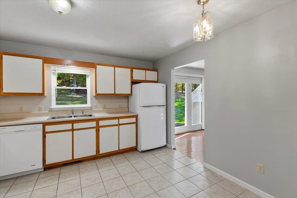 516 Sunrise Drive, photo 10 of 40