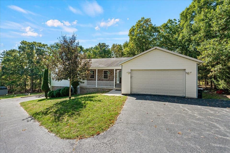 3431 Gordon Drive, photo 2 of 32
