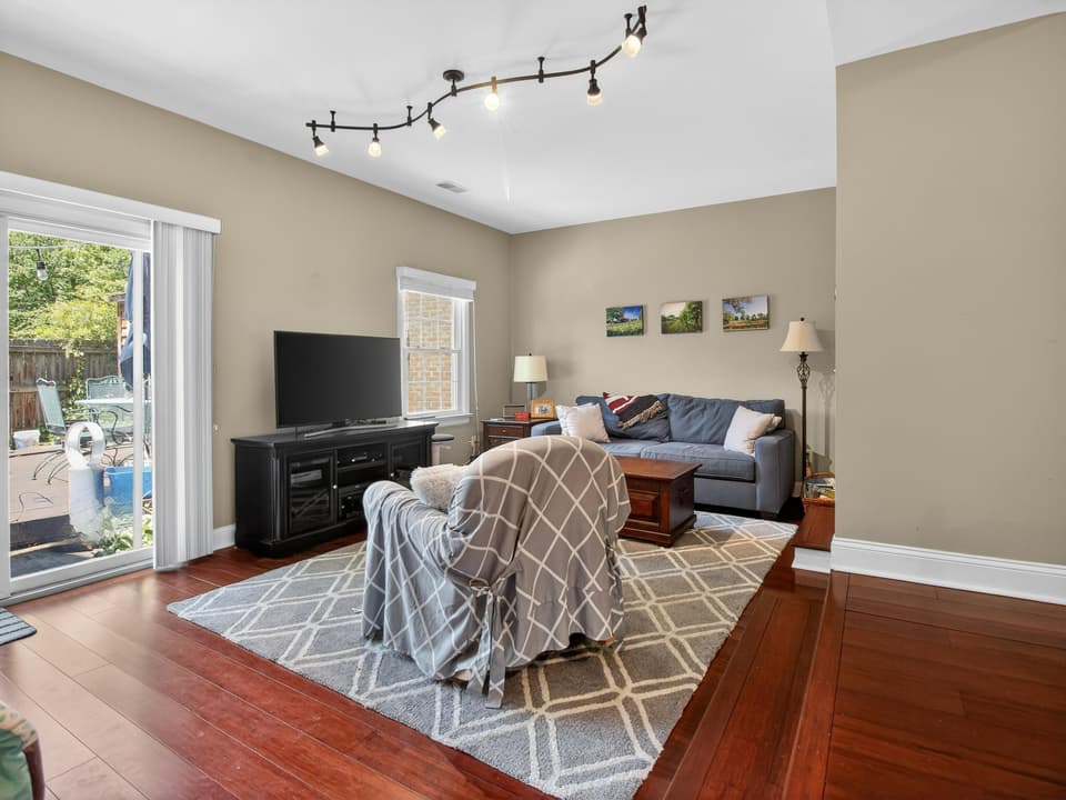 120 Camelot Ct, photo 8 of 35