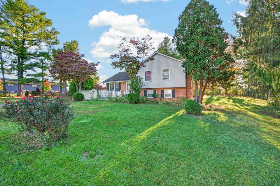1704 Oriole Drive, photo 3 of 40