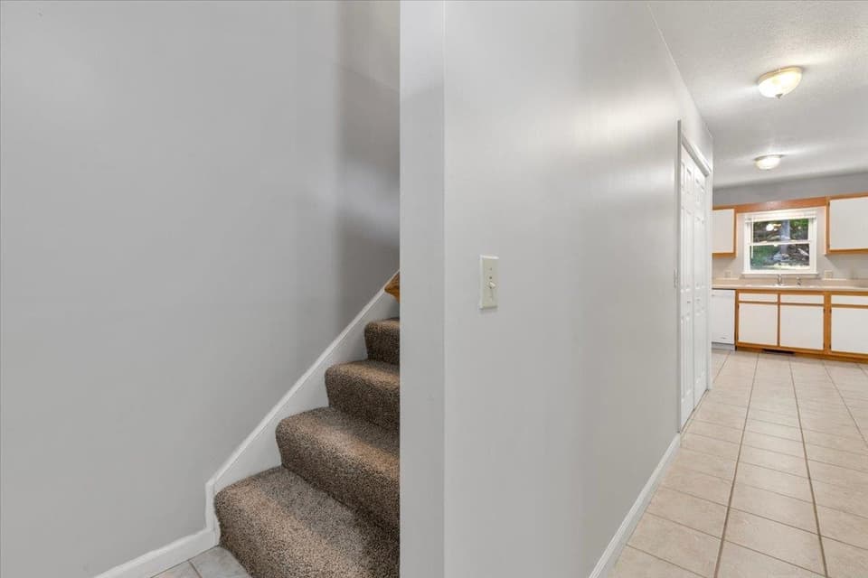 516 Sunrise Drive, photo 6 of 40