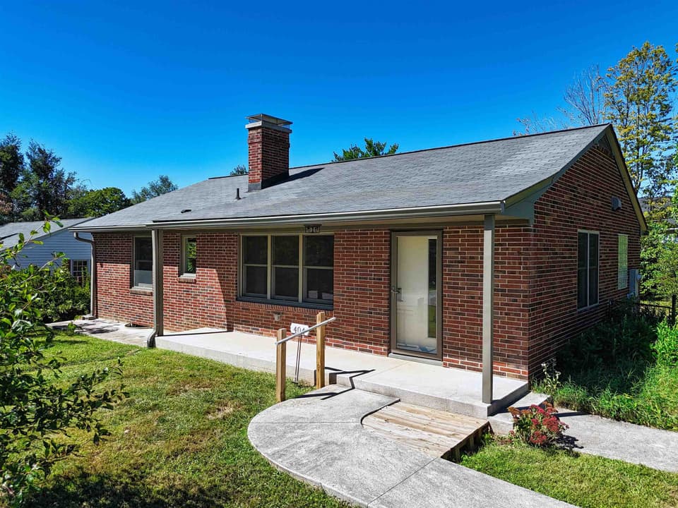 404 Eastview Terrace, photo 2 of 40