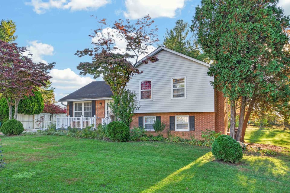 1704 Oriole Drive, photo 4 of 40