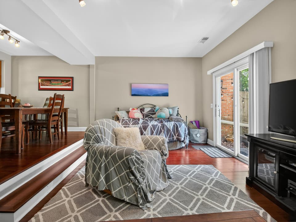 120 Camelot Ct, photo 7 of 35