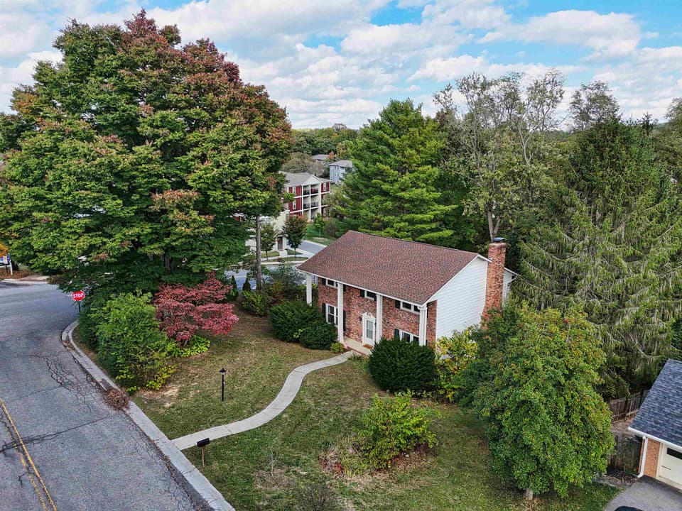 401 Stonegate Drive, photo 4 of 40
