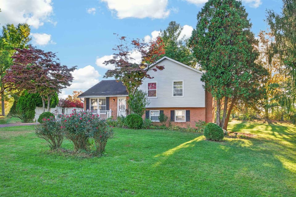1704 Oriole Drive, photo 2 of 40
