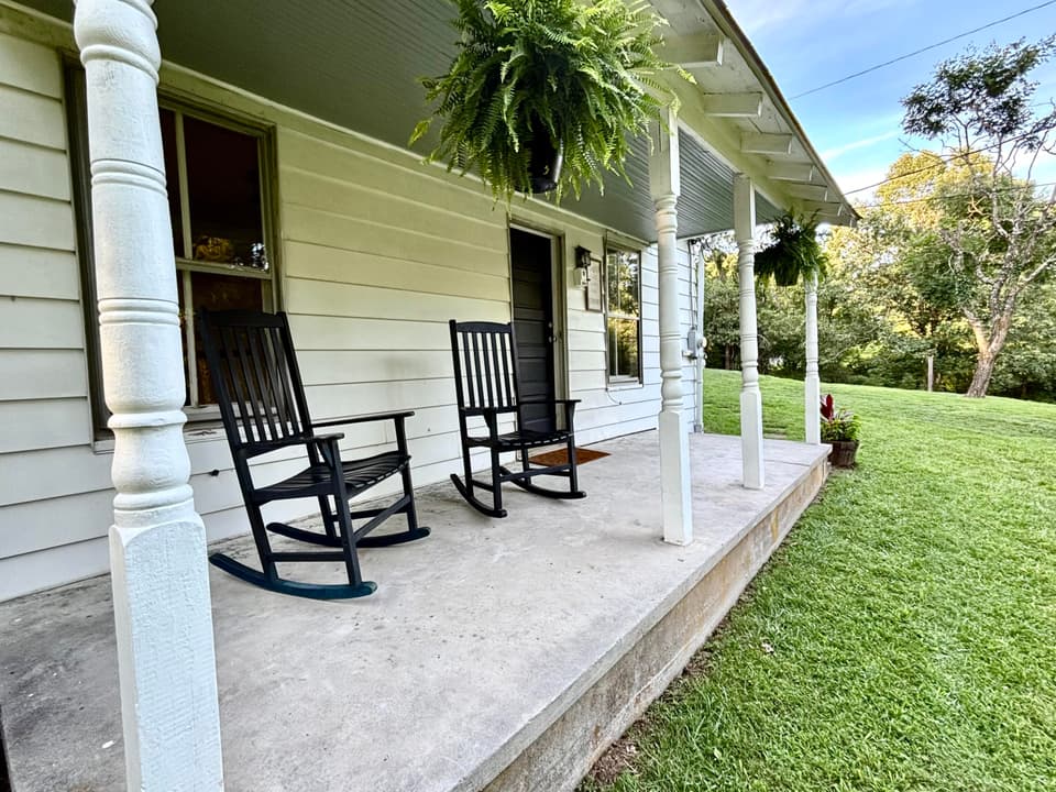 611 Mabry Ln, photo 3 of 23