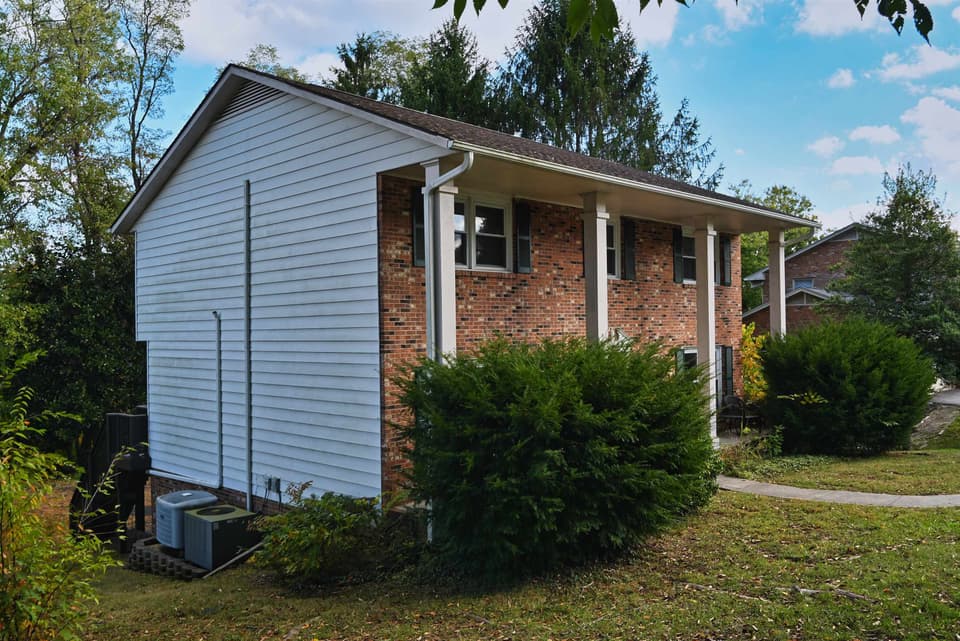 401 Stonegate Drive, photo 3 of 40